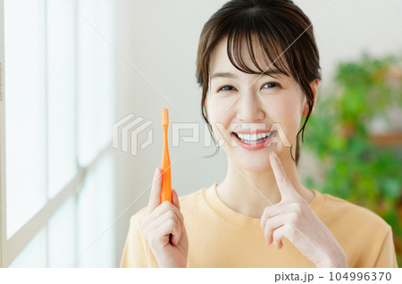 歯磨きする若い女性 104996370