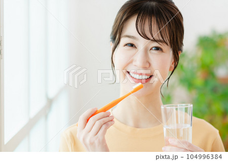 歯磨きする若い女性 歯磨きする若い女性 104996384