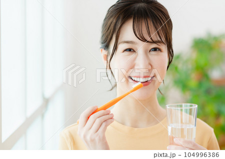 歯磨きする若い女性 104996386