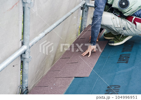 住宅屋根アスファルトシングル張 工事写真 01 住宅屋根アスファルトシングル張 工事写真 01 104996951