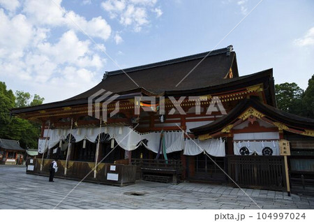 朝日を受けて神々しい八坂さん本殿2 朝日を受けて神々しい八坂さん本殿2 104997024