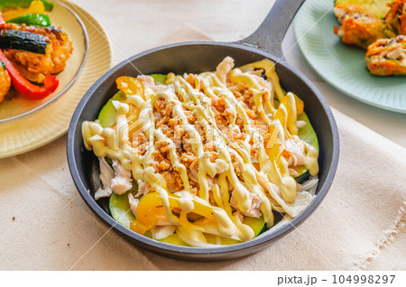 スキレットで作るズッキーニのピザ風 104998297