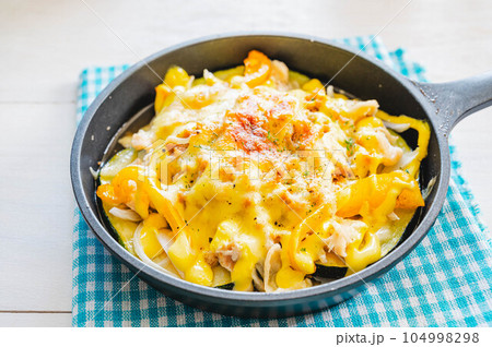 スキレットでズッキーニのピザ風 スキレットでズッキーニのピザ風 104998298