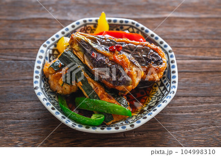 ナスとズッキーニの肉詰め照り焼き風 104998310