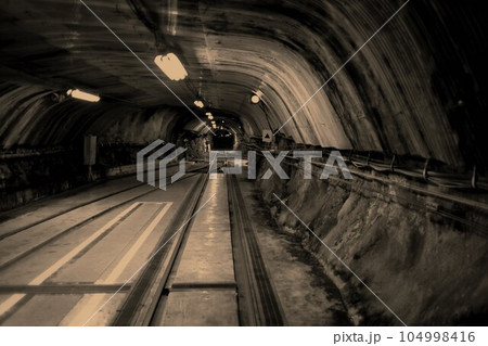黒部宇奈月キャニオンルートの業務用トンネル モノクローム 黒部宇奈月キャニオンルートの業務用トンネル モノクローム 104998416