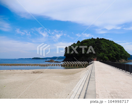 サンオーレそではま海水浴場と荒島神社へと渡る橋・宮城県本吉郡南三陸志津川袖浜 104998717