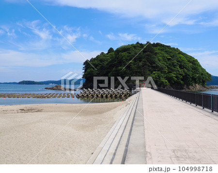 サンオーレそではま海水浴場と荒島神社へと渡る橋・宮城県本吉郡南三陸志津川袖浜 104998718