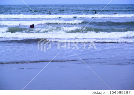 夏の湘南・片瀬西浜鵠沼海岸 夏の湘南・片瀬西浜鵠沼海岸 104999197
