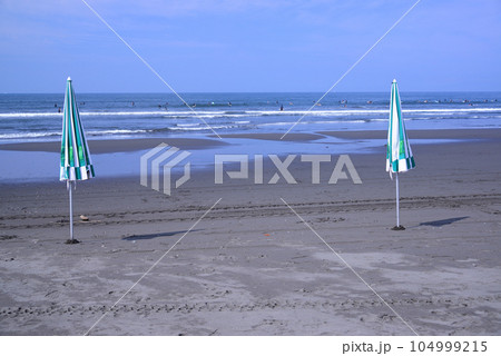 夏の湘南・片瀬西浜鵠沼海岸 104999215