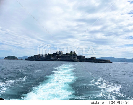 海から見た軍艦島 104999456