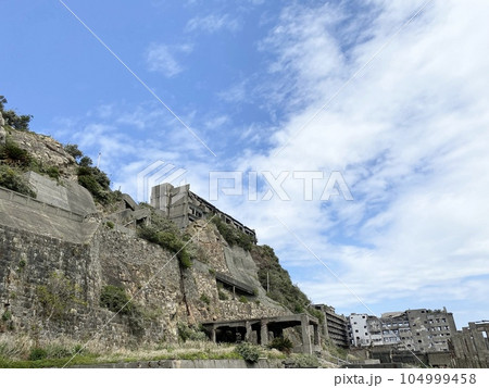 青空に映える軍艦島 104999458