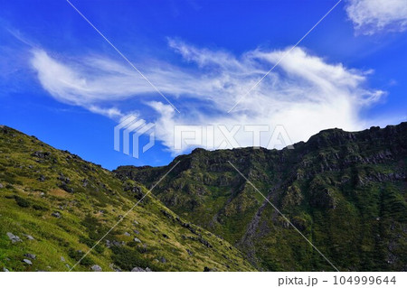 鳥海山の七高山の上空にかかる雲 鳥海山の七高山の上空にかかる雲 104999644