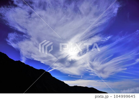 鳥海山の外輪山稜線の上空にかかる筋雲 鳥海山の外輪山稜線の上空にかかる筋雲 104999645