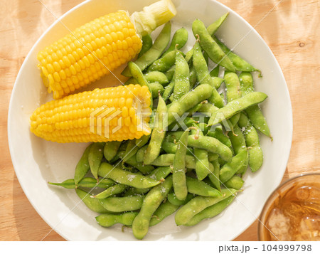 茹でたトウモロコシと枝豆と飲み物 104999798