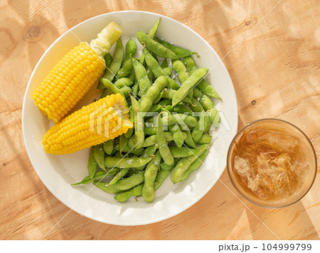 茹でたトウモロコシと枝豆と飲み物 104999799