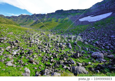 鳥海山の千蛇谷と外輪山稜線 104999803