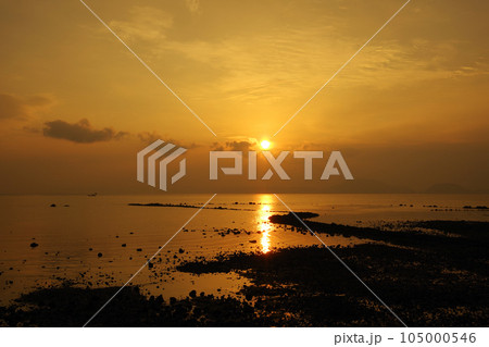 朝日差し込む有明海と砂の造形 105000546