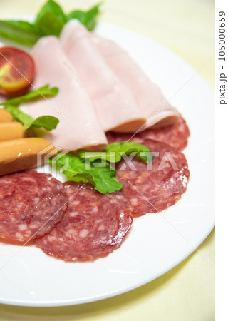 肉加工品　ハムとソーセージ 105000659