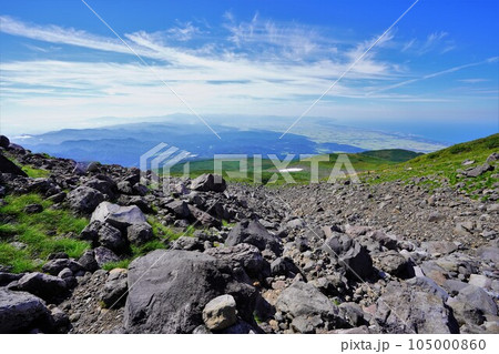 鳥海山薊坂からの日本海の海岸線 鳥海山薊坂からの日本海の海岸線 105000860