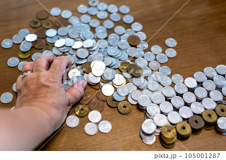硬貨　小銭を数える女性 105001287