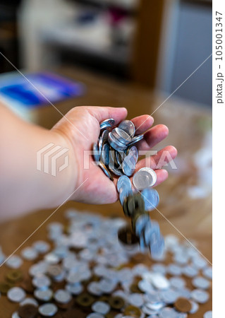 硬貨 小銭を数える女性 硬貨 小銭を数える女性 105001347