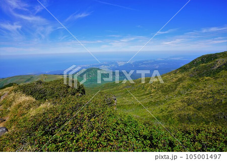 鳥海山の伏拝岳からの稲倉岳と日本海 105001497