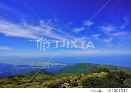 鳥海山の伏拝岳からの笙ヶ岳と日本海 105001537