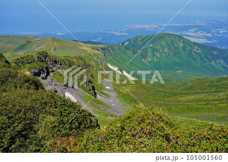 鳥海山の伏拝岳からの稲倉岳 105001560
