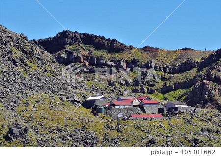 鳥海山の伏拝岳からの御室小屋と外輪山 鳥海山の伏拝岳からの御室小屋と外輪山 105001662