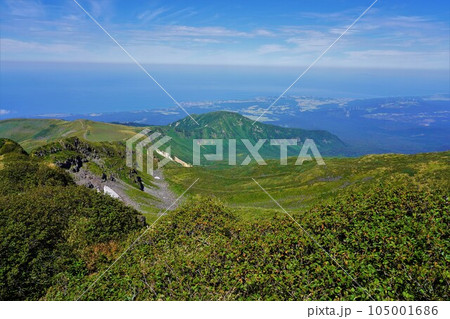 鳥海山の伏拝岳からの稲倉岳と日本海 105001686