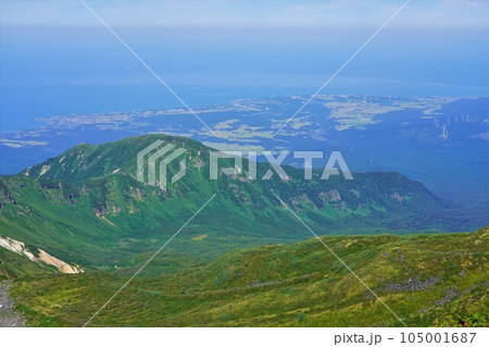 鳥海山の伏拝岳からの稲倉岳と日本海 鳥海山の伏拝岳からの稲倉岳と日本海 105001687