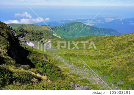 鳥海山外輪山からの稲倉岳と日本海 105002191