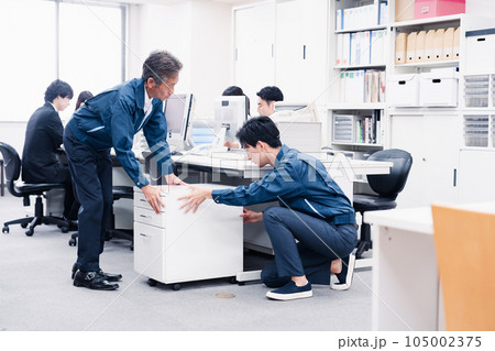 オフィス家具の運搬をする作業スタッフ 105002375