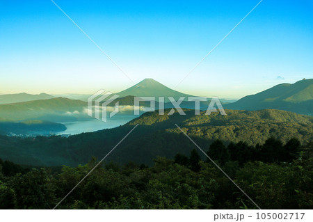 秋の大観山から望む芦ノ湖と富士山の夜明け 秋の大観山から望む芦ノ湖と富士山の夜明け 105002717