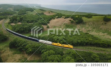 北海道稚内市の丘陵地帯を走るTHE ROYAL EXPRESS 105003171