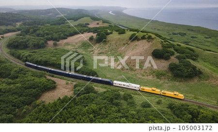 北海道稚内市の丘陵地帯を走るTHE ROYAL EXPRESS 105003172