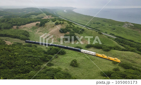 北海道稚内市の丘陵地帯を走るTHE ROYAL EXPRESS 北海道稚内市の丘陵地帯を走るTHE ROYAL EXPRESS 105003173