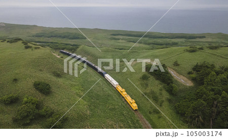北海道稚内市の丘陵地帯を走るTHE ROYAL EXPRESS 北海道稚内市の丘陵地帯を走るTHE ROYAL EXPRESS 105003174