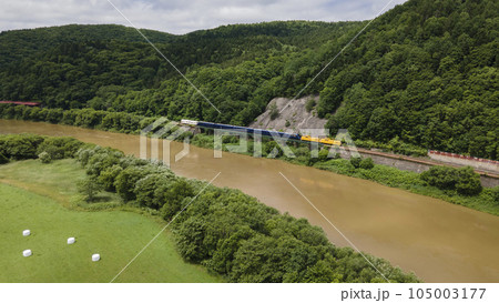 北海道幌延町の天塩川沿いを走るTHE ROYAL EXPRESS 105003177