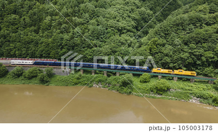 北海道幌延町の天塩川沿いを走るTHE ROYAL EXPRESS 105003178