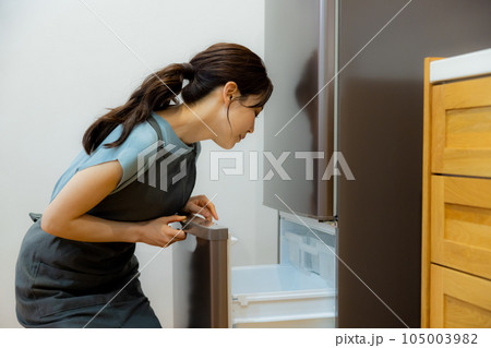 キッチンの女性 冷蔵庫 キッチンの女性 冷蔵庫 105003982