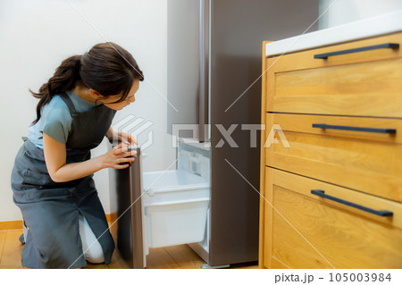 キッチンの女性　冷蔵庫 105003984