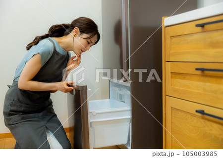 キッチンの女性　冷蔵庫 105003985