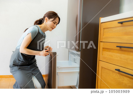 キッチンの女性　冷蔵庫 105003989
