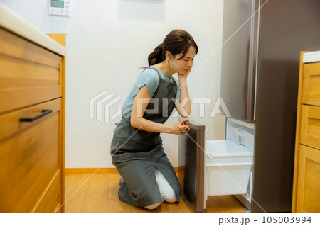 キッチンの女性 冷蔵庫 キッチンの女性 冷蔵庫 105003994