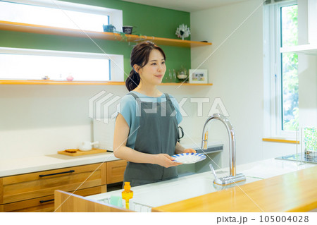 キッチンの女性　 105004028