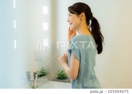 洗面所で鏡を見る女性 105004075