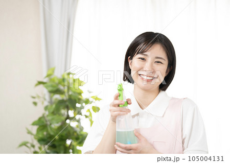 笑顔で洗剤を持つ女性 105004131