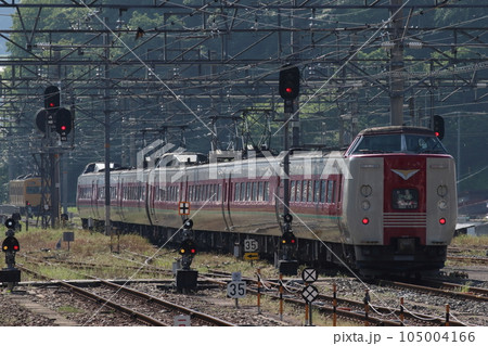 伯備線新見駅を発車する特急やくも号:381系電車 伯備線新見駅を発車する特急やくも号:381系電車 105004166