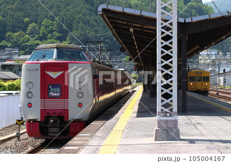 伯備線新見駅に到着する特急やくも号：381系電車 105004167